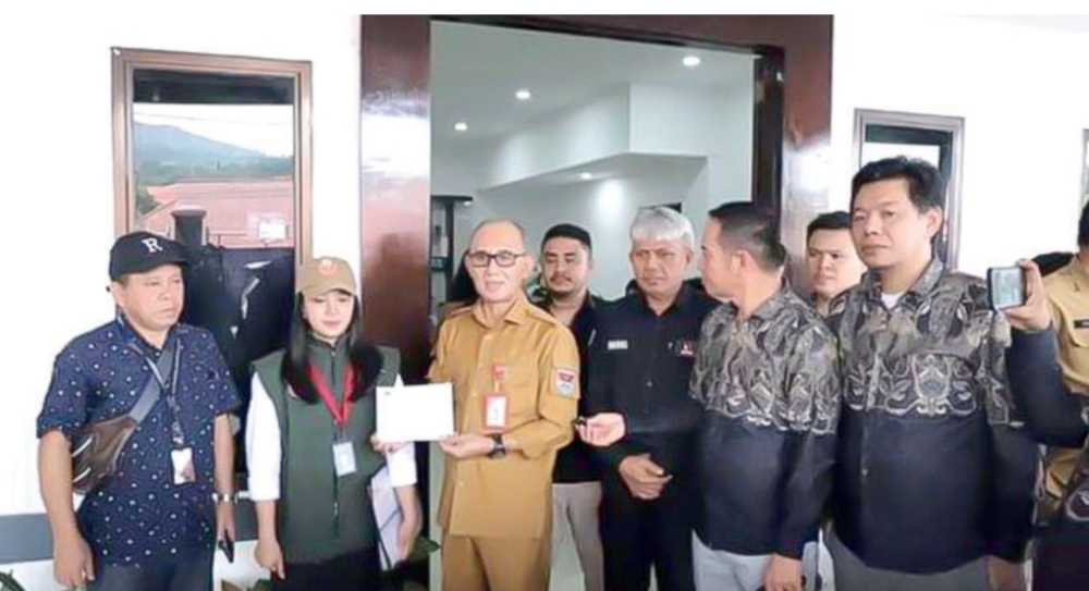 Bawaslu Mitra saat melakukan pengawasan coklit dihari pertama, kemarin. (Foto : istimewa)