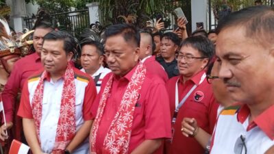 Steven Kandouw-Denny Tuejeh Tiba di Kantor KPU Sulut, Ribuan Massa Sambut Kedatangan Berkat For Sulut